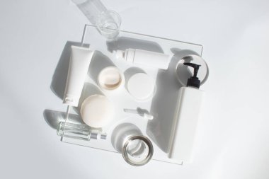 Güzellik spası tıbbi cilt bakımı ve beyaz dekor arka planında kozmetik krem şişesi ambalajı, sağlıklı ve tıp konsepti