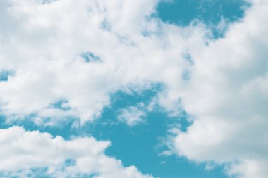 Yaz mevsimi konsepti, temiz hava ve iklim ile doğal mavi gökyüzü bulutu arka planı