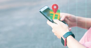 Kadın GPS haritası için akıllı telefon ağı kullanıyor. Doğa uçurumunda macera seyahatinde konum arıyor. Sırt çantası dağlara gidiyor.
