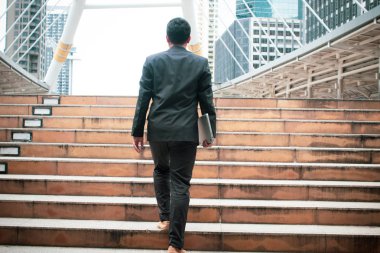 Ticari ticaret liderliği ve başarı kavramında modern kasaba şehrine sahip iş adamı
