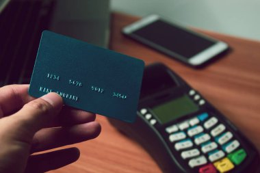 Çevrimiçi internet üzerinden elektronik ödeme cihazı ile dijital bankacılık yatırımının prim kredi kartı finans ve para iş konsepti alışverişi