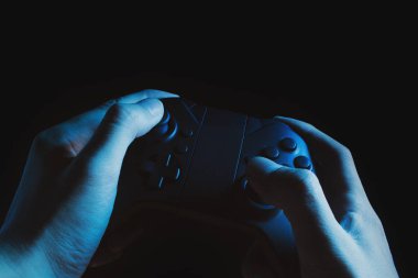 esport turnuva meydan okuma konseptionline ağ bağlantısı teknolojisi cihazı ile oyun oynamak için joystick denetleyicielektronik tutan el ile oyuncu çocuk