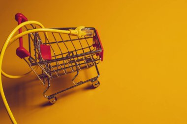 Çevrimiçi internet üzerinden elektronik ödeme cihazı ile dijital bankacılık yatırımının prim kredi kartı finans ve para iş konsepti alışverişi