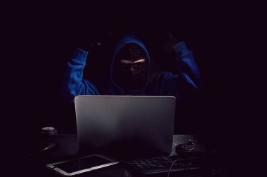 Bilgisayar güvenliği veri teknolojisi ağına sahip bilgisayar korsanı, sunucuya virüs saldırısı, internete sızan yazılım programı 