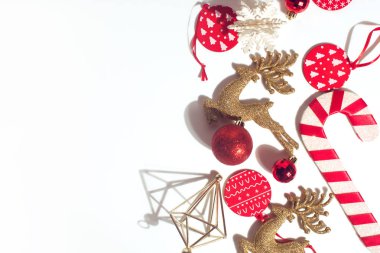 Mutlu yıllar ve mutlu noeller. Bayram festivalini kırmızı dekorasyon hediyesiyle karşılıyoruz.