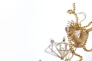 Mutlu yıllar ve mutlu noeller. Bayram festivalini kırmızı dekorasyon hediyesiyle karşılıyoruz.