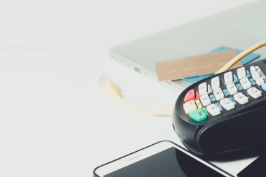 Çevrimiçi internet üzerinden elektronik ödeme cihazı ile dijital bankacılık yatırımının prim kredi kartı finans ve para iş konsepti alışverişi