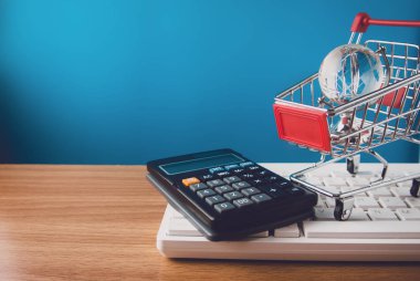 Çevrimiçi internet üzerinden elektronik ödeme cihazı ile dijital bankacılık yatırımının prim kredi kartı finans ve para iş konsepti alışverişi
