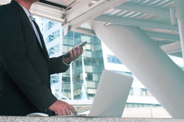 İş adamı ve bilgisayar ağ sistemi veri interneti, güvenlik hack sistemi konsepti, ticaret ve para finansmanında çevrimiçi