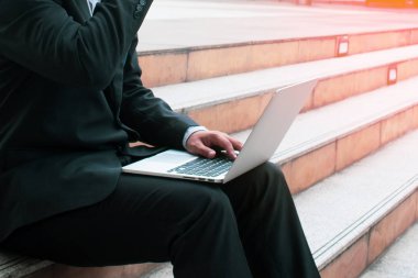 İş adamı ve bilgisayar ağ sistemi veri interneti, güvenlik hack sistemi konsepti, ticaret ve para finansmanında çevrimiçi