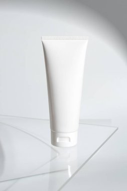 Güzellik spası tıbbi cilt bakımı ve beyaz dekor arka planında kozmetik krem şişesi ambalajı, sağlıklı ve tıp konsepti
