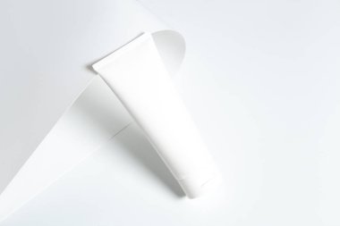 Güzellik spası tıbbi cilt bakımı ve beyaz dekor arka planında kozmetik krem şişesi ambalajı, sağlıklı ve tıp konsepti