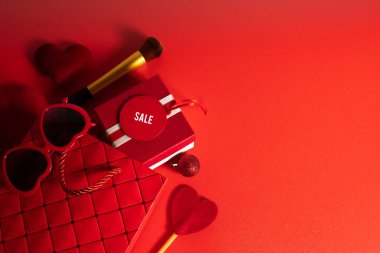 Market konseptinde hafta sonu indirimli indirimli satış sezonunda moda ürünü almak için alışveriş çantası ucuza toptan satış, lüks pazarlama promosyonu.
