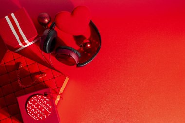 Market konseptinde hafta sonu indirimli indirimli satış sezonunda moda ürünü almak için alışveriş çantası ucuza toptan satış, lüks pazarlama promosyonu.