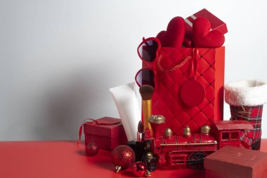 Market konseptinde hafta sonu indirimli indirimli satış sezonunda moda ürünü almak için alışveriş çantası ucuza toptan satış, lüks pazarlama promosyonu.