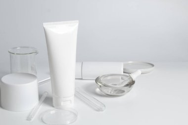 Güzellik spası tıbbi cilt bakımı ve beyaz dekor arka planında kozmetik krem şişesi ambalajı, sağlıklı ve tıp konsepti