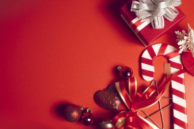 Mutlu yıllar ve mutlu noeller. Bayram festivalini kırmızı dekorasyon hediyesiyle karşılıyoruz.