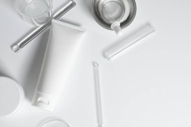 Güzellik spası tıbbi cilt bakımı ve beyaz dekor arka planında kozmetik krem şişesi ambalajı, sağlıklı ve tıp konsepti