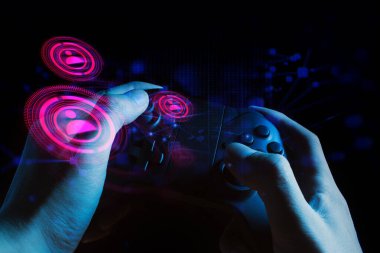 esport turnuva meydan okuma konseptionline ağ bağlantısı teknolojisi cihazı ile oyun oynamak için joystick denetleyicielektronik tutan el ile oyuncu çocuk