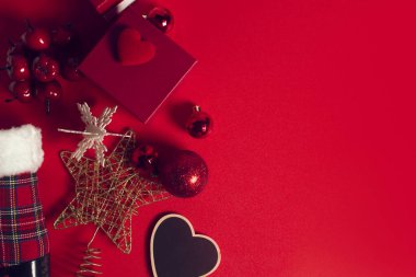 Mutlu yıllar ve mutlu noeller. Bayram festivalini kırmızı dekorasyon hediyesiyle karşılıyoruz.