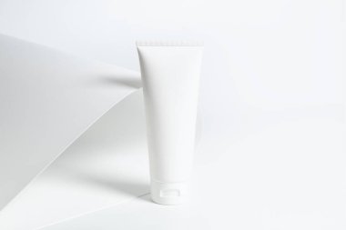 Güzellik spası tıbbi cilt bakımı ve beyaz dekor arka planında kozmetik krem şişesi ambalajı, sağlıklı ve tıp konsepti