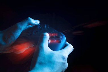 esport turnuva meydan okuma konseptionline ağ bağlantısı teknolojisi cihazı ile oyun oynamak için joystick denetleyicielektronik tutan el ile oyuncu çocuk