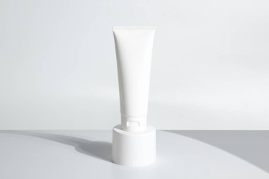 Güzellik spası tıbbi cilt bakımı ve beyaz dekor arka planında kozmetik krem şişesi ambalajı, sağlıklı ve tıp konsepti