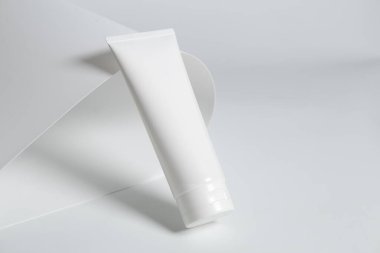 Güzellik spası tıbbi cilt bakımı ve beyaz dekor arka planında kozmetik krem şişesi ambalajı, sağlıklı ve tıp konsepti