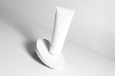 Güzellik spası tıbbi cilt bakımı ve beyaz dekor arka planında kozmetik krem yağı şişesi ambalajı, sağlıklı ve tıp konsepti