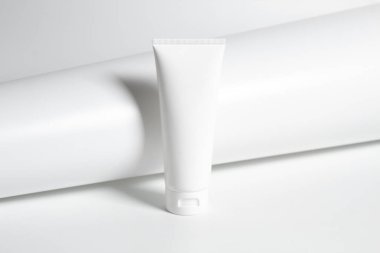 Güzellik spası tıbbi cilt bakımı ve beyaz dekor arka planında kozmetik krem yağı şişesi ambalajı, sağlıklı ve tıp konsepti