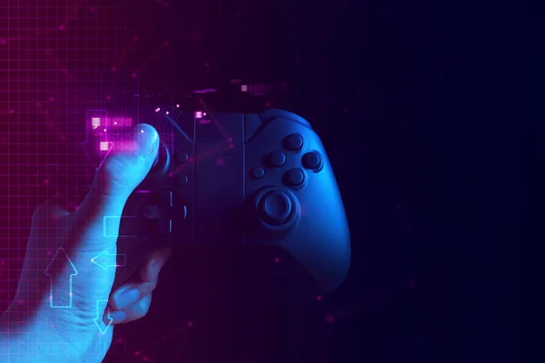 esport turnuva meydan okuma konseptionline ağ bağlantısı teknolojisi cihazı ile oyun oynamak için joystick denetleyicielektronik tutan el ile oyuncu çocuk