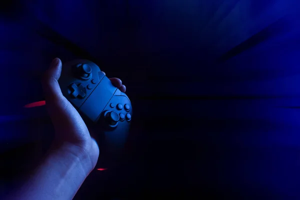 Gamer Boy Con Mano Sosteniendo Controlador Joystick Electrónico Para Jugar — Foto de Stock