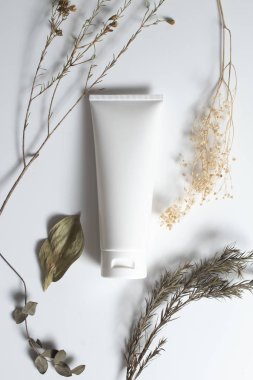 Güzellik spası tıbbi cilt bakımı ve beyaz dekor arka planında kozmetik krem yağı şişesi ambalajı, sağlıklı ve tıp konsepti