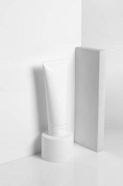 Güzellik spası tıbbi cilt bakımı ve beyaz dekor arka planında kozmetik krem yağı şişesi ambalajı, sağlıklı ve tıp konsepti