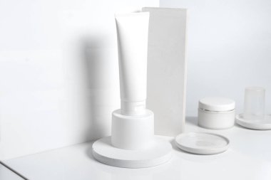 Güzellik spası tıbbi cilt bakımı ve beyaz dekor arka planında kozmetik krem yağı şişesi ambalajı, sağlıklı ve tıp konsepti