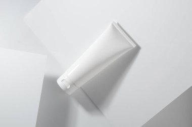 Güzellik spası tıbbi cilt bakımı ve beyaz dekor arka planında kozmetik krem yağı şişesi ambalajı, sağlıklı ve tıp konsepti