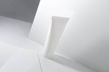 Güzellik spası tıbbi cilt bakımı ve beyaz dekor arka planında kozmetik krem yağı şişesi ambalajı, sağlıklı ve tıp konsepti