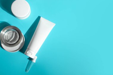 Güzellik spası tıbbi cilt bakımı ve kozmetik krem serumu. Beyaz dekor arka planında yağ modeli şişesi ambalajı. Kolajen sağlık sigortası konsepti.