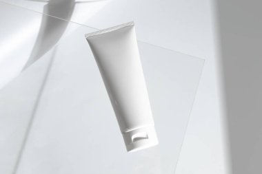 Güzellik spası tıbbi cilt bakımı ve kozmetik krem serumu. Beyaz dekor arka planında yağ modeli şişesi ambalajı. Kolajen sağlık sigortası konsepti.