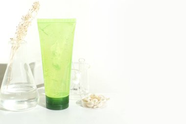 Şişe ambalajlı güzellik kozmetik kaplıcası. Ürün tasarımı ve ağaç bitkisi çiçeği.