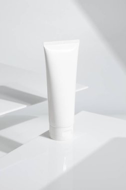 Güzellik spası tıbbi cilt bakımı ve kozmetik krem serumu. Beyaz dekor arka planında yağ modeli şişesi ambalajı. Kolajen sağlık sigortası konsepti.