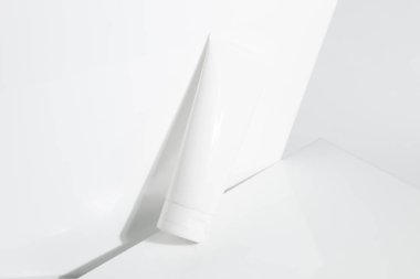 Güzellik spası tıbbi cilt bakımı ve kozmetik krem serumu. Beyaz dekor arka planında yağ modeli şişesi ambalajı. Kolajen sağlık sigortası konsepti.