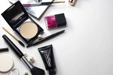 Güzellik makyaj konsepti aynalı makyaj parlatıcısı koleksiyonu, lüks paket ürünü. 