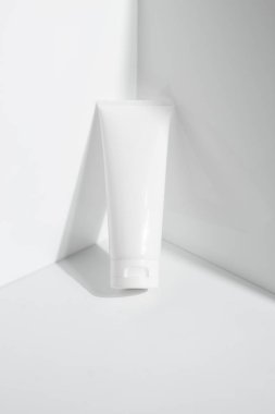 Güzellik spası tıbbi cilt bakımı ve kozmetik krem serumu. Beyaz dekor arka planında yağ modeli şişesi ambalajı. Kolajen sağlık sigortası konsepti.