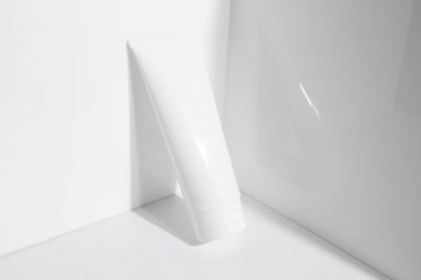 Güzellik spası tıbbi cilt bakımı ve kozmetik krem serumu. Beyaz dekor arka planında yağ modeli şişesi ambalajı. Kolajen sağlık sigortası konsepti.