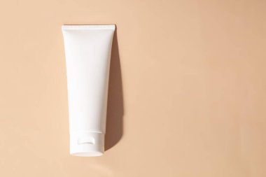 Güzellik spası tıbbi cilt bakımı ve kozmetik krem serumu. Beyaz dekor arka planında yağ modeli şişesi ambalajı. Kolajen sağlık sigortası konsepti.