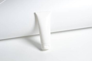 Güzellik spası tıbbi cilt bakımı ve kozmetik krem serumu. Beyaz dekor arka planında yağ modeli şişesi ambalajı. Kolajen sağlık sigortası konsepti.