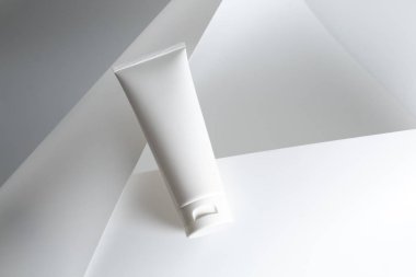 Güzellik spası tıbbi cilt bakımı ve kozmetik krem serumu. Beyaz dekor arka planında yağ modeli şişesi ambalajı. Kolajen sağlık sigortası konsepti.