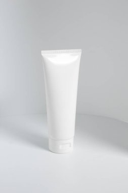 Güzellik spası tıbbi cilt bakımı ve kozmetik krem serumu. Beyaz dekor arka planında yağ modeli şişesi ambalajı. Kolajen sağlık sigortası konsepti.