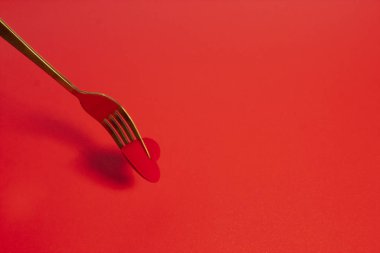 Yürekli çatal, tatilde aşkla mutlu aile sevgililer günü geçmişi, düğün aşığı konsepti hediyesi.